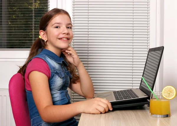 Счастливая маленькая девочка с ноутбуком — стоковое фото