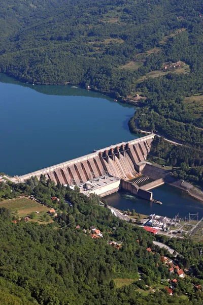 Central hidroeléctrica en el río Perucac Serbia — Foto de Stock