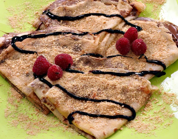 Crepes with fruit and chocolate on plate — Stock Photo, Image