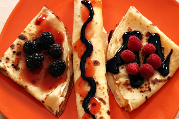 Crepes with fruit and chocolate — Stock Photo, Image