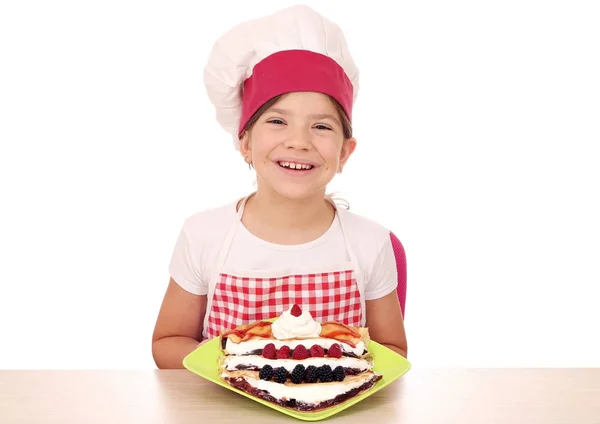 Menina feliz cozinhar com crepes — Fotografia de Stock