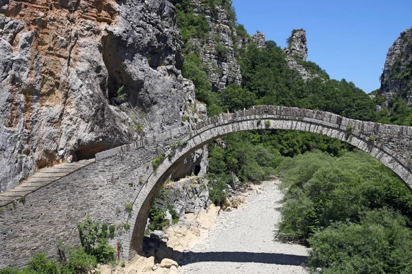 Kokkori kamenný klenutý most Zagoria Řecko — Stock fotografie