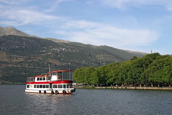 El barco navega sobre el lago Ioannina Grecia — Foto de Stock