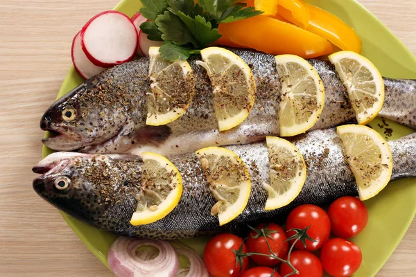 Dos truchas de pescado con verduras en el plato — Foto de Stock