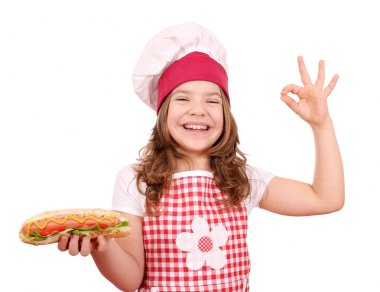 mutlu küçük kız yemek sosisli sandviç ve ok el işareti ile
