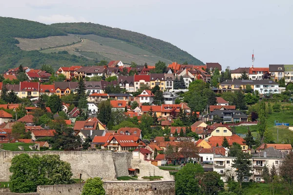 Twierdza i domy pod wzgórze Eger gród — Zdjęcie stockowe
