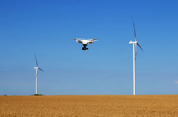 无人机飞过麦田与风力涡轮机 — 图库照片