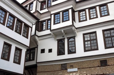 Eski bina beyaz duvar ve ahşap windows Ohrid Makedonya