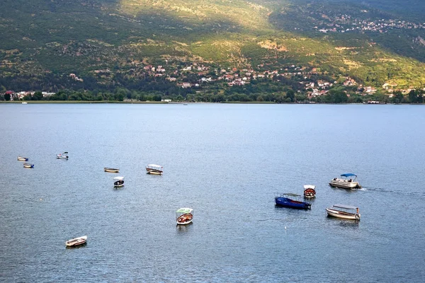 小船在马其顿奥赫里德湖景观 — 图库照片