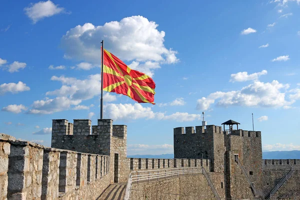 Македонська прапор на Самуїл фортеця Охрід — стокове фото