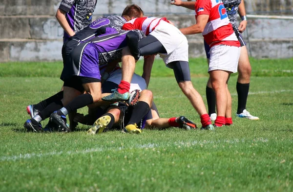 Jogadores de rugby jogam o jogo — Fotografia de Stock