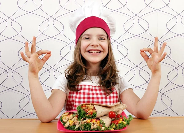 Bonne petite fille cuisiner avec des burritos et ok mains signes — Photo