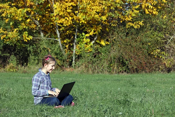 Šťastná holčička hraje laptop — Stock fotografie