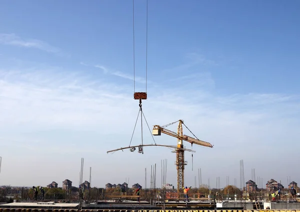 Novo canteiro de obras com guindastes e trabalhadores — Fotografia de Stock