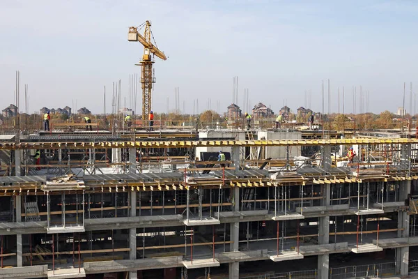 Obra nueva con trabajadores y grúa — Foto de Stock