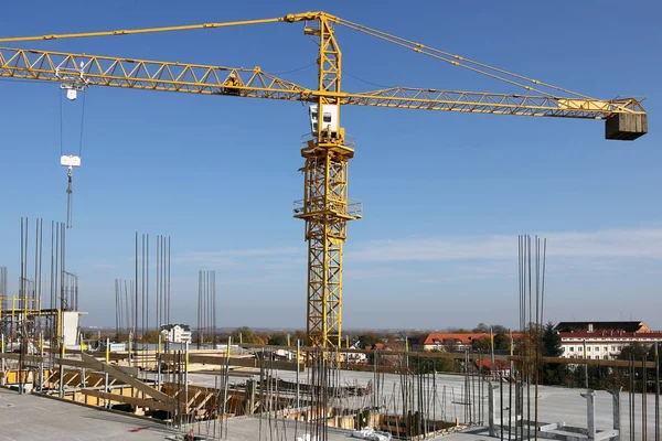 Crane on new building construction site — Zdjęcie stockowe