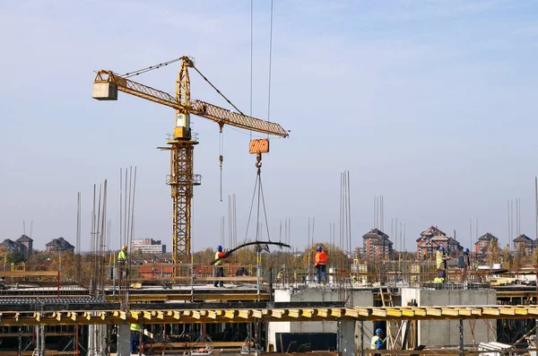 New building construction site with workers — Stock Photo, Image
