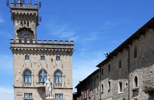Standbeeld van vrijheid en oude gebouwen San Marino Italië — Stockfoto