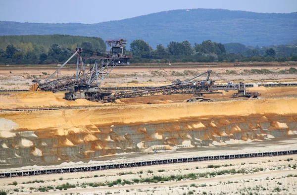Penggali raksasa menggali tambang batubara terbuka Kostolac Serbia — Stok Foto