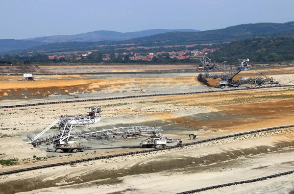 Excavadoras gigantes excavando en mina de carbón a cielo abierto Kostolac Serbia — Foto de Stock