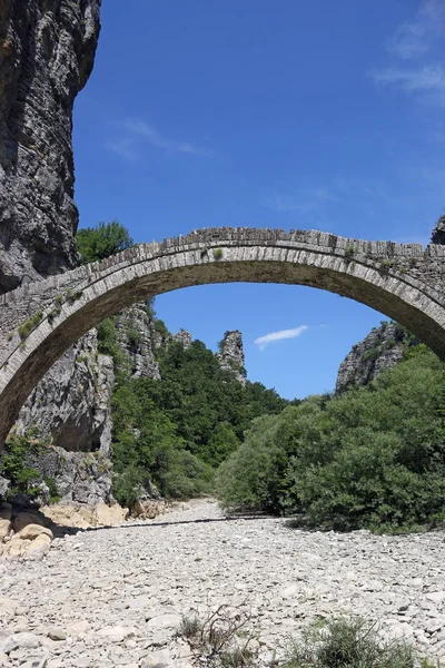 Kokkori obloukový kamenný most mezník Zagoria Řecko — Stock fotografie