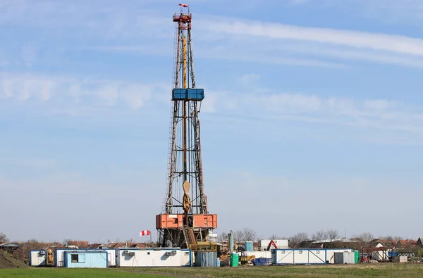 Land oil drilling rig on field — Stock Photo, Image