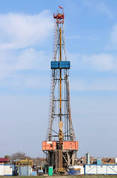 Plate-forme de forage pétrolier terrestre sur champ pétrolifère — Photo