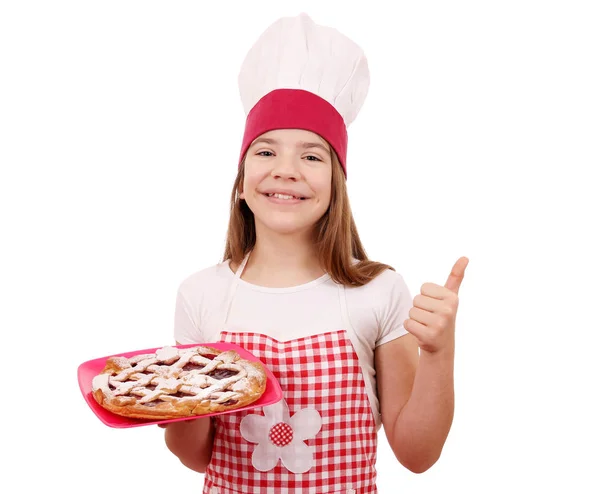 Feliz niña cocinero con pastel de cereza y pulgar hacia arriba — Foto de Stock