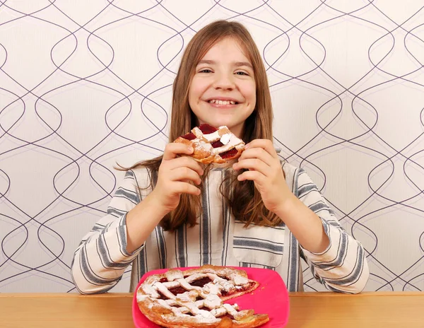 Holčička jí koláč s višněmi — Stock fotografie