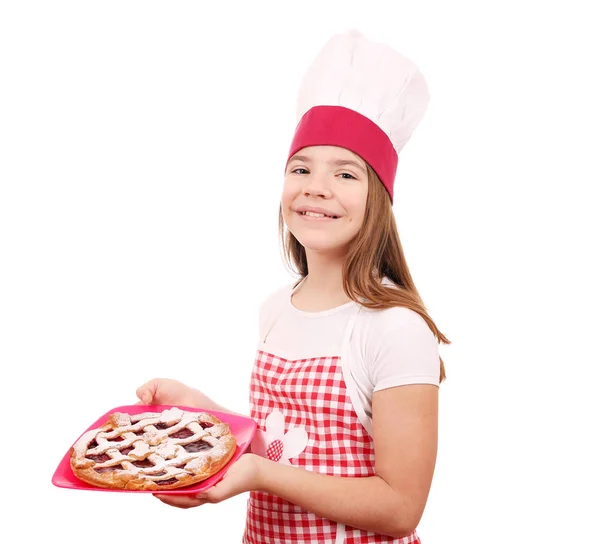 Счастливая маленькая девочка повар с вишневым пирогом на тарелке — стоковое фото