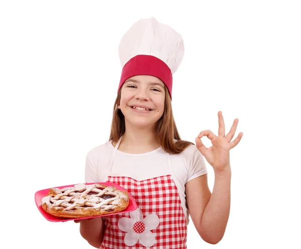 Feliz niña cocinero con pastel de cereza y ok signo de mano — Foto de Stock