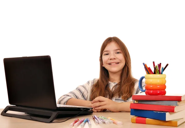 Glad liten flicka med laptop hemma — Stockfoto