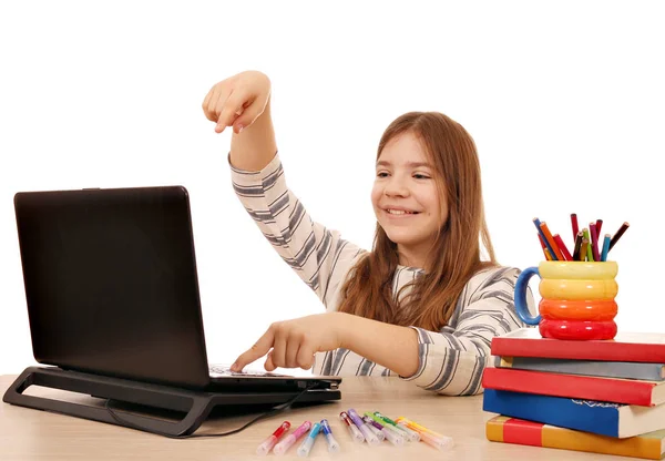Menina jogando laptop em casa — Fotografia de Stock