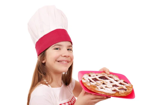 Felice cuoca bambina con torta di ciliegie dessert sul piatto — Foto Stock