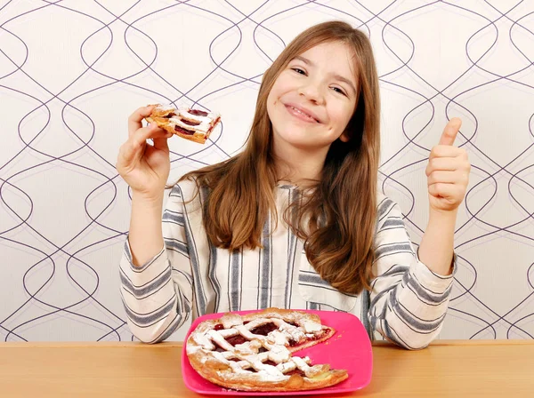 Menina com torta de cereja e polegar para cima — Fotografia de Stock