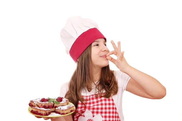 Menina feliz cozinheiro com sobremesa de torta de cereja e sinal de mão ok — Fotografia de Stock