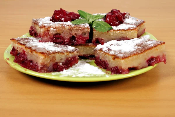 Сладкий вишневый пирог на тарелке — стоковое фото