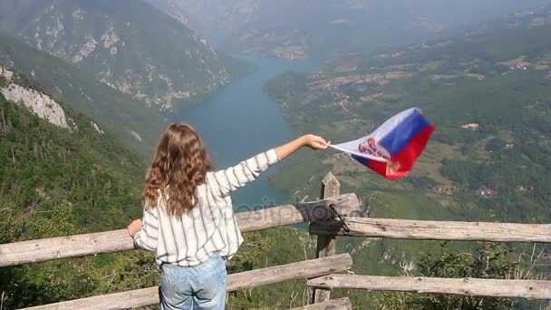 Ondas Menina Com Uma Bandeira Sérvia Montanha Tara Sérvia — Vídeo de Stock