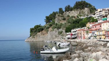 Eski kale ve renkli binalar Parga Yunanistan