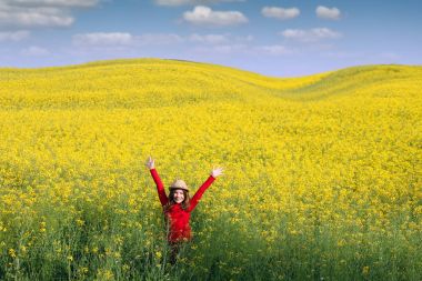 Eller yukarı alan güzel küçük kız bahar sezonu