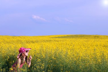 mutlu küçük kız sarı çiçekler çayırda bahar mevsimi
