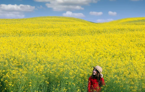 Szép kislány, egy sárga mezőben tavaszi szezon — Stock Fotó