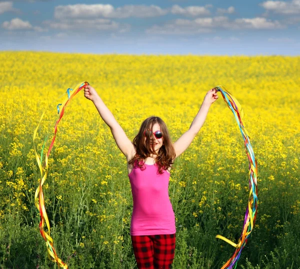 愉快的小女孩挥动用五颜六色的丝带春天季节 — 图库照片