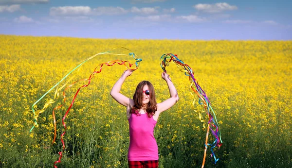 Gelukkig klein meisje spelen met kleurrijke linten lente seizoen — Stockfoto