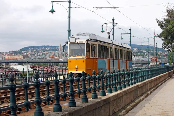 Eléctrico amarelo Budapeste cidade Hungria — Fotografia de Stock