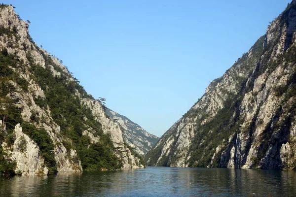 Fiume inquinato con plastica e spazzatura — Foto Stock