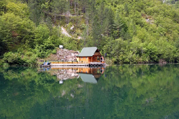 Holzhaus auf Flusslandschaft — Stockfoto