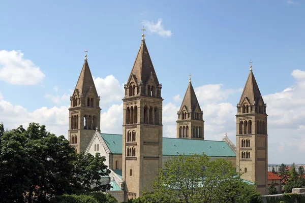 La Catedral de Pecs campanarios paisaje urbano — Foto de Stock