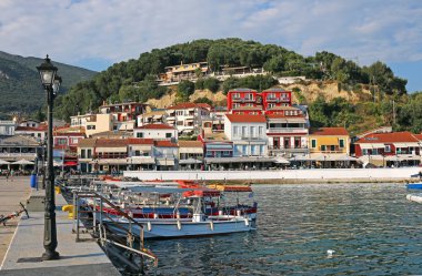 bağlantı noktası ve renkli binalar Parga Yunanistan yaz sezonu tekneler
