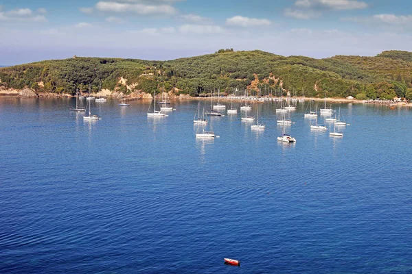 Jachty i łodzie żaglowe na morzu Grecja Parga — Zdjęcie stockowe